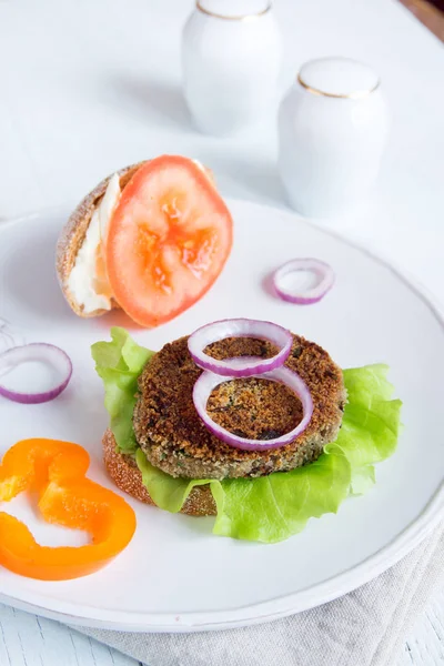 Hambúrguer Lentilha Vegetariana Com Legumes Placa Branca Dieta Vegetariana Orgânica — Fotografia de Stock