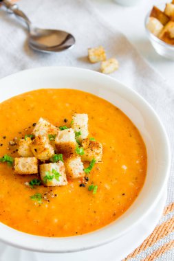 Kruton, yeşil ve beyaz kase - sağlıklı taze ev yapımı vegan vejetaryen diyet organik yemek yiyecek öğle yemeği çorba baharatlar ile sebze havuç çorbası