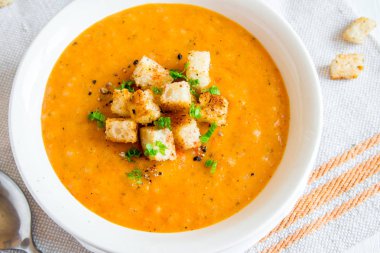 Kruton, yeşil ve beyaz kase - sağlıklı taze ev yapımı vegan vejetaryen diyet organik yemek yiyecek öğle yemeği çorba baharatlar ile sebze havuç çorbası