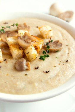 Kremalı mantar çorbası kruton, otlar ve baharatlar beyaz arka plan yakın up - ev yapımı vegan vejetaryen diyet organik yemek yemek CORBA üzerinde