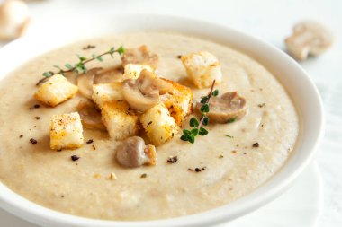 Kremalı mantar çorbası kruton, otlar ve baharatlar beyaz arka plan yakın up - ev yapımı vegan vejetaryen diyet organik yemek yemek CORBA üzerinde