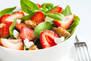 Beyaz peynir ve ceviz, organik heathy diyet vejetaryen salata yiyecek çilek ve ıspanak salatası.