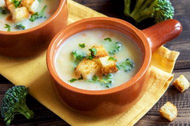 Sebze ve kaşar peynir krem çorbası ile brokoli ve kruton kopya alanı ile-ahşap arka plan üzerinde ev yapımı sağlıklı organik vejetaryen vegan diyet taze yiyecek yemek yemek çorba öğle yemeği