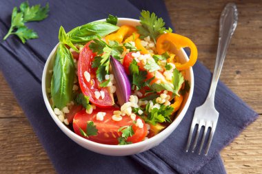 Taze organik domates ve kuskus bulgur salatası Tabbouleh sebze ve Yeşiller - sağlıklı vejetaryen vegan diyet malzemelerle rustik ahşap arka plan üzerinde geleneksel salata