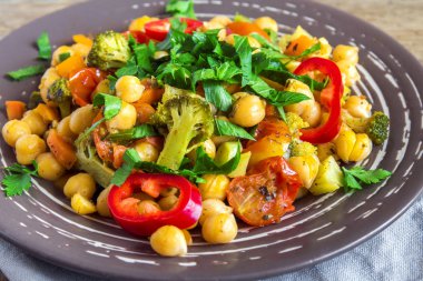 Ev yapımı baharatlı Vejetaryen Güveç ile nohut ve sağlıklı vejetaryen vegan diyet protein organik gıda yemek-sebze plaka üzerinde kapatın