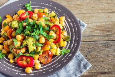 Ev yapımı baharatlı Vejetaryen Güveç ile nohut ve sağlıklı vejetaryen vegan diyet protein organik gıda yemek-sebze plaka üzerinde kapatın