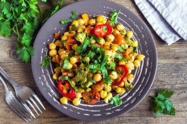 Ev yapımı baharatlı Vejetaryen Güveç ile nohut ve sağlıklı vejetaryen vegan diyet protein organik gıda yemek-sebze plaka üzerinde kapatın