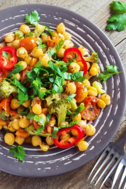 Ev yapımı baharatlı Vejetaryen Güveç ile nohut ve sağlıklı vejetaryen vegan diyet protein organik gıda yemek-sebze plaka üzerinde kapatın