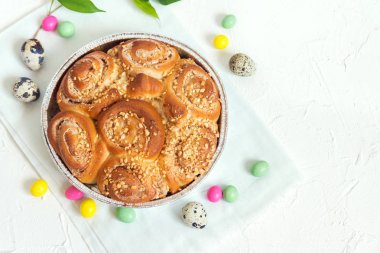 Paskalya pasta. Taze ev yapımı krem tarçınlı çörek fındık ile. Paskalya dekorasyonu ile Paskalya kahvaltıda krem peynirli rulo tarçın yakın çekim.