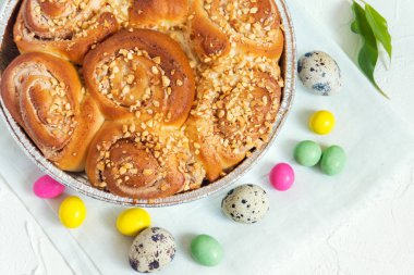 Paskalya pasta. Taze ev yapımı krem tarçınlı çörek fındık ile. Paskalya dekorasyonu ile Paskalya kahvaltıda krem peynirli rulo tarçın yakın çekim.