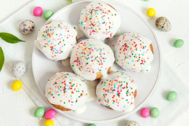 Paskalya pasta. Taze ev yapımı havuç Mini kek krem beyaz buzlanma ve renkli dekor şekerim. Paskalya kek Paskalya yumurtaları ve dekorasyon ile Paskalya kahvaltıda yakın çekim.