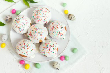 Paskalya pasta. Taze ev yapımı havuç Mini kek krem beyaz buzlanma ve renkli dekor şekerim. Paskalya kek Paskalya Paskalya yumurtaları ve dekorasyon, kahvaltıyla için kopya metin için yer.