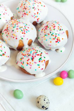 Paskalya pasta. Taze ev yapımı havuç Mini kek krem beyaz buzlanma ve renkli dekor şekerim. Paskalya kek Paskalya yumurtaları ve dekorasyon ile Paskalya kahvaltıda yakın çekim.