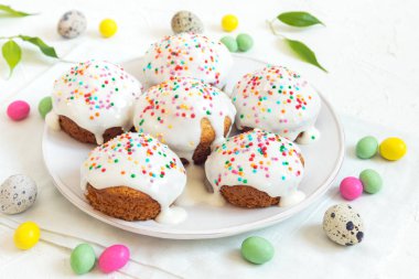 Paskalya pasta. Taze ev yapımı havuç Mini kek krem beyaz buzlanma ve renkli dekor şekerim. Paskalya kek Paskalya yumurtaları ve dekorasyon ile Paskalya kahvaltıda yakın çekim.