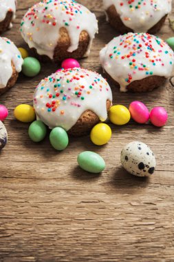 Paskalya pasta. Beyaz kremalı krema şeker ve kopya alanı ile ahşap arka plan üzerinde renkli dekor ile taze ev yapımı havuç Mini kek. Paskalya yumurtaları ve dekorasyon ile Paskalya kahvaltıda Paskalya kek.