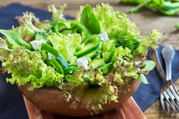 Ekologiska Blandade Vegetabiliska Grönsallad Med Fetaost Träskål Nära Upp Hälsosam — Stockfoto