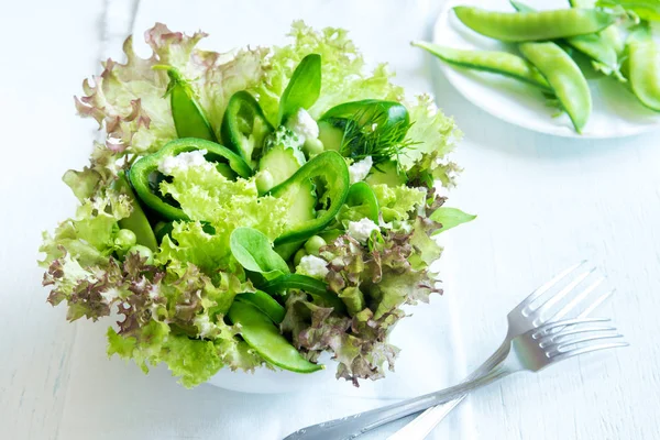 Organische Gemengde Groene Groente Salade Met Fetakaas Lente Erwten Houten — Stockfoto