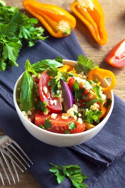 Färsk Ekologisk Tomat Och Couscous Bulgur Sallad Tabbouleh Med Grönsaker — Stockfoto