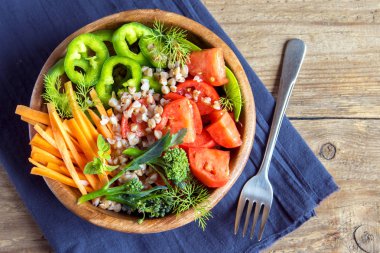 Karabuğday sağlıklı vegan vejetaryen diyet organik öğle yemeği yemek için taze organik sebze salatası.