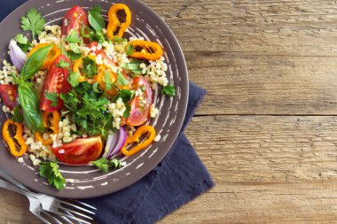 Domates ve kuskus salatası sebze ve Yeşiller - sağlıklı vejetaryen vegan sebze organik kopya alanı ile rustik ahşap masa üzerinde salata yemek diyet