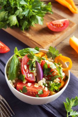 Domates ve kuskus salatası sebze ve Yeşiller - sağlıklı vejetaryen vegan sebze organik kopya alanı ile rustik ahşap masa üzerinde salata yemek diyet