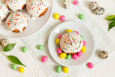 Kopya alanı - beyaz zemin üzerine beyaz buzlanma ve Paskalya festival dekor ev yapımı şenlikli pasta ve Paskalya yumurta Paskalya kek