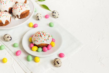 Kopya alanı - beyaz zemin üzerine beyaz buzlanma ve Paskalya festival dekor ev yapımı şenlikli pasta ve Paskalya yumurta Paskalya kek