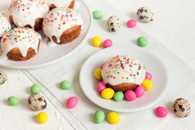 Kopya alanı - beyaz zemin üzerine beyaz buzlanma ve Paskalya festival dekor ev yapımı şenlikli pasta ve Paskalya yumurta Paskalya kek