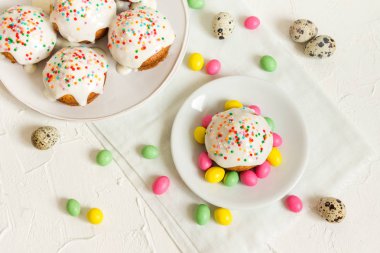 Kopya alanı - beyaz zemin üzerine beyaz buzlanma ve Paskalya festival dekor ev yapımı şenlikli pasta ve Paskalya yumurta Paskalya kek