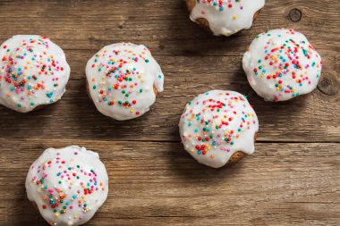 Paskalya pasta. Beyaz kremalı krema şeker ve kopya alanı ile ahşap arka plan üzerinde renkli dekor ile taze ev yapımı havuç Mini kek. Paskalya yumurtaları ve dekorasyon ile Paskalya kahvaltıda Paskalya kek.