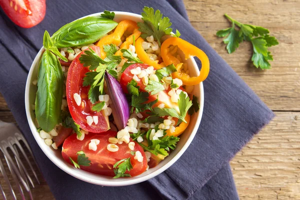 Tomat Och Couscous Sallad Med Grönsaker Och Gröna Hälsosam Vegetarisk — Stockfoto