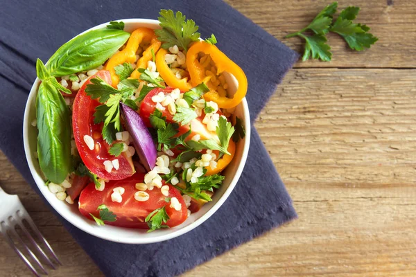 Tomat Och Couscous Sallad Med Grönsaker Och Gröna Hälsosam Vegetarisk — Stockfoto