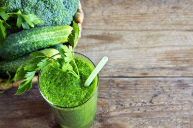 Cam üzerinde rustik ahşap arka plan kopya alanı - detoks, vegan, Vejetaryen sağlıklı sebze içki ile yeşil smoothie