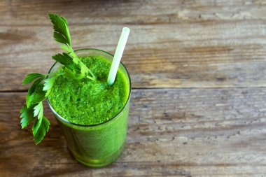 Cam üzerinde rustik ahşap arka plan kopya alanı - detoks, vegan, Vejetaryen sağlıklı sebze içki ile yeşil smoothie