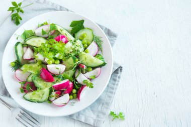 Turp, salatalık, yeşil bezelye ve Brüksel lahanası, diyet, Vejeteryan, Vejeteryan, organik, yeşil gıda, bahar detoks aperatif ile sağlıklı bahar sebze salatası.