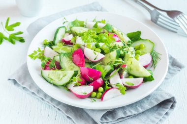 Turp, salatalık, yeşil bezelye ve Brüksel lahanası, diyet, Vejeteryan, Vejeteryan, organik, yeşil gıda, bahar detoks aperatif ile sağlıklı bahar sebze salatası.