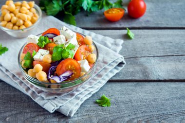 Nohut ve sebze domates, kırmızı lahana salatası, beyaz peynir (tofu) - sağlıklı ev yapımı vegan vejetaryen diyet detoks salata yemek yiyecek