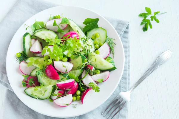 Ensalada Saludable Verduras Primavera Con Rábano Pepino Guisantes Verdes Brotes —  Fotos de Stock