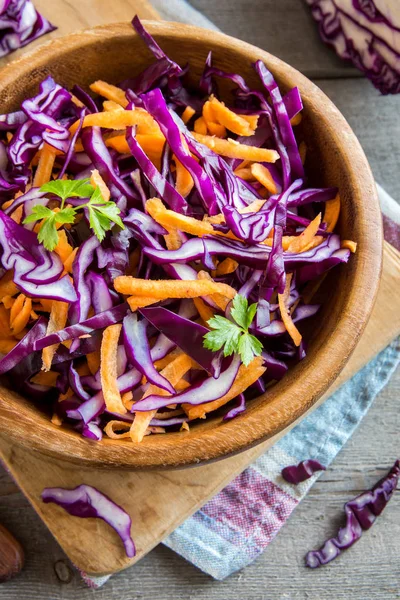 Red Cabbage Coleslaw Salad Carrots Greens Makanan Sehat Detox Vegan — Stok Foto