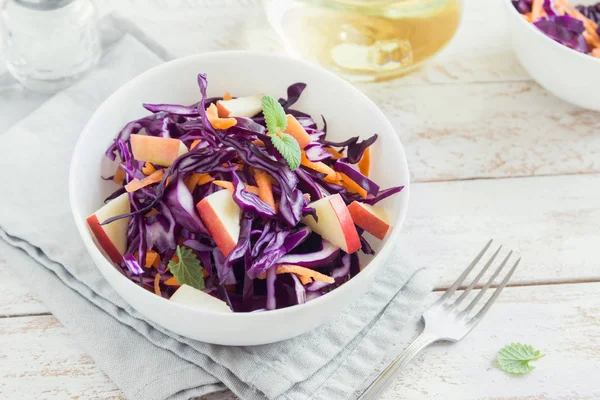 Salada Salada Couve Repolho Vermelho Com Cenouras Maçãs Dieta Saudável — Fotografia de Stock