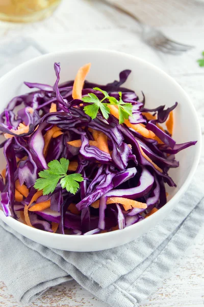 Red Cabbage Coleslaw Salad Carrots Greens Makanan Sehat Detox Vegan — Stok Foto