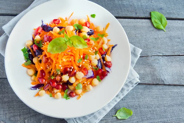 Ensalada Garbanzos Verduras Con Zanahorias Col Roja Semillas Granada Albahaca —  Fotos de Stock