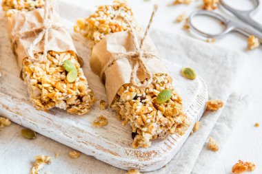 Organik ev yapımı granola barlar rustik ahşap arka plan - sağlıklı vejetaryen vegan diyet fındık, tohumlar, bal ve tahıllar ile snack granola bar