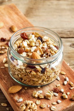 Deli ve tohum için sağlıklı kahvaltı - cam kavanoza ile ev yapımı granola organik sağlıklı vegan vejetaryen diyet detoks tarifi yemek granola musli.
