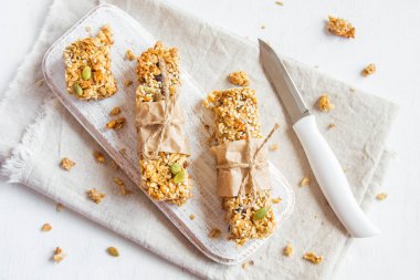 Organik ev yapımı granola barlar rustik ahşap arka plan - sağlıklı vejetaryen vegan diyet fındık, tohumlar, bal ve tahıllar ile snack granola bar