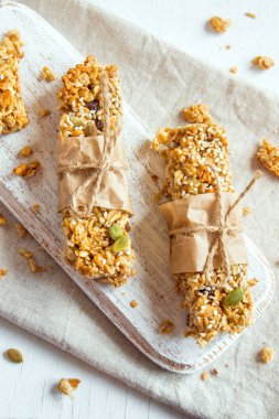 Organik ev yapımı granola barlar rustik ahşap arka plan - sağlıklı vejetaryen vegan diyet fındık, tohumlar, bal ve tahıllar ile snack granola bar