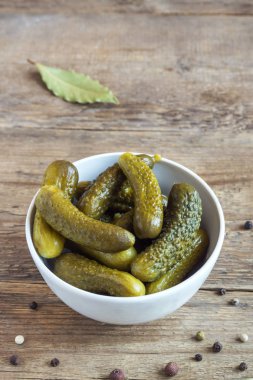 Turşu. Kâse salatalık turşusu (salatalık) rustik ahşap arka plan üzerinde Kapat.