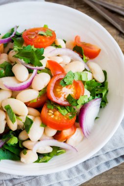 Taze çorbası kiraz domates, soğan ve maydanoz ahşap arka plan üzerinde kopya alanı - sağlıklı ev yapımı organik vejetaryen vegan diyet protein salata yemek yiyecek öğle yemeği