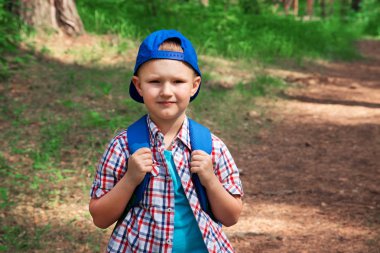 Yaz orman portre portre kopya alanı ile eğleniyor sırt çantası ile yürüyen genç mutlu çocuk (çocuk)