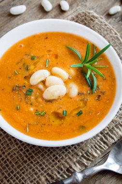 Kremsi beyaz fasulye ve biberiye ahşap arka plan - sağlıklı ev yapımı diyet vejetaryen vegan çorba yemek yemek üzerinde sebze çorbası